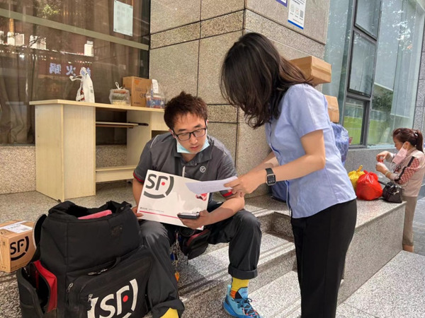 工作人員為快遞人員介紹專屬商業養老保險。中國人壽重慶市分公司供圖