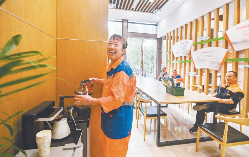 8月17日，兩江新區大竹林街道星匯社區，環衛工人正在戶外勞動者服務站點內歇腳。首席記者 龍帆 實習生 尹詩語 攝/視覺重慶