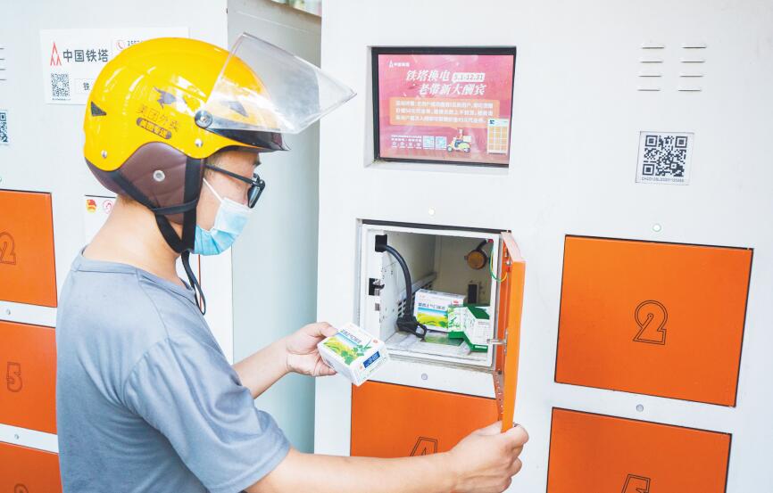 8月18日，團市委、市青聯、市郵政管理局聯合開展為外賣小哥送清涼禮包活動。（受訪者供圖）