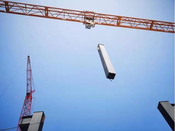 安裝了黑匣子的塔吊正在作業中。重慶高新區建設局供圖