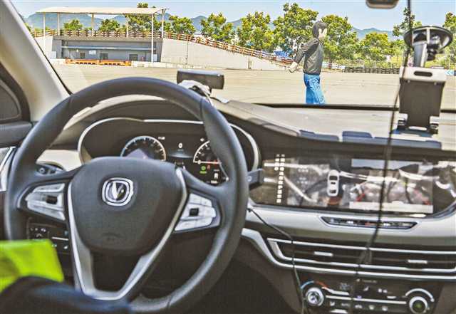 八月十七日，自動駕駛車輛正在進行行人橫穿場景測試。