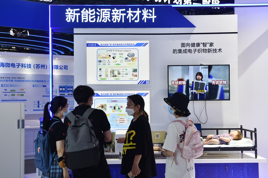 2022智博會重慶大學展廳，工作人員介紹新能源新材料。鄒樂攝