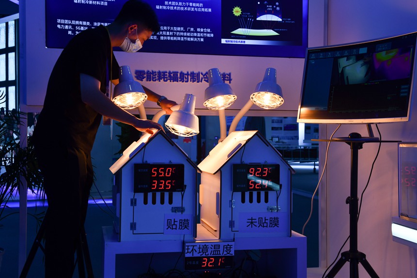 高科技防暑降溫“神器”亮相2022智博會，使用“零能耗輻射制冷超材料”，在同等光照使用環境下，可大大降低屋頂和室內的溫度。鄒樂攝