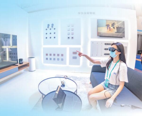 2021智博會現場，參會人員正在體驗智能家居。