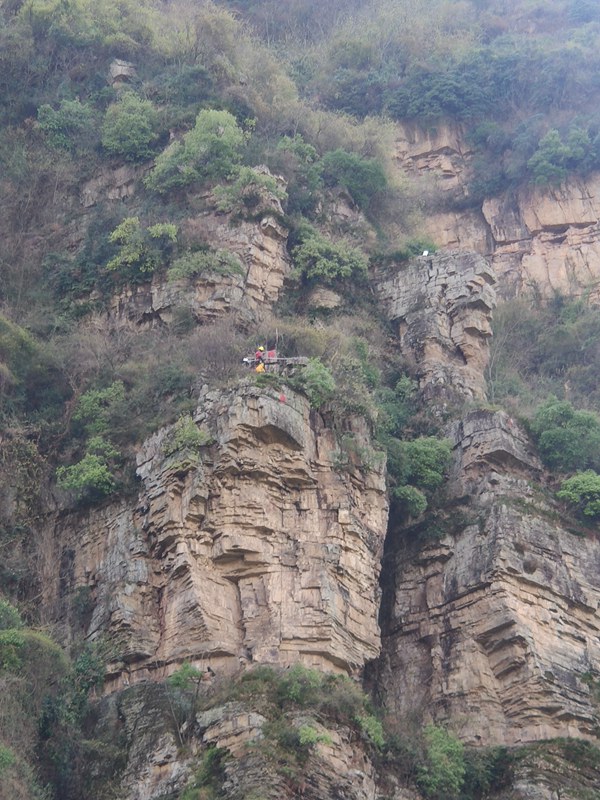《三峽庫區巫山縣巫峽段專業監測點儀器安裝》。3月17日，巫山縣長江右岸跳石村，“蜘蛛人”在懸崖絕壁安裝監測儀器。吳月旭攝