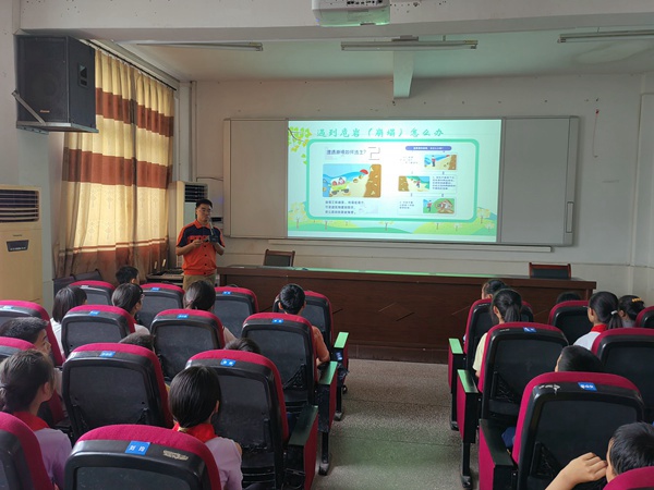 《地災科普進校園》。6月16日，南江地質隊地災科普進鄉村系列活動首站—地質災害防治知識進開州區岳溪鎮中心小學。戴巖柯攝