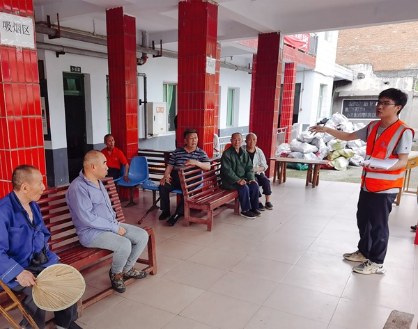 《“一個都不能少”——地災避險宣傳進敬老院》。6月26日，暴雨前夕，南江地質隊駐守地質隊員向棋前往涪陵區馬武敬老院為老人宣傳應急避險知識。王志云攝