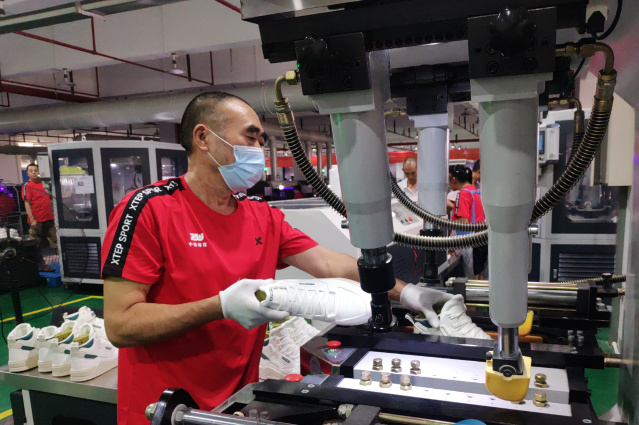 工人操作智能生產設備。榮昌區委宣傳部供圖