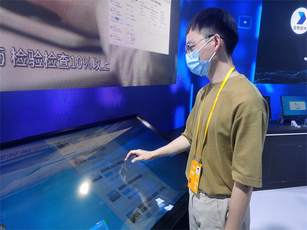 講解員介紹健康永川公眾號如何使用。徐雯瑄攝