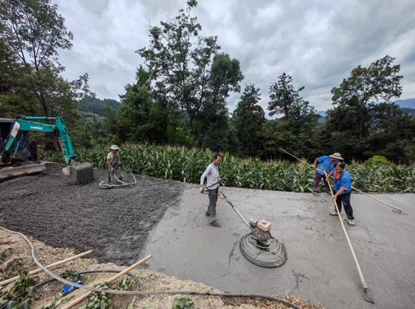 施工隊在硬化道路（資料圖）。受訪者供圖