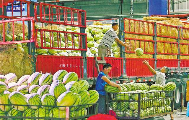 渝北海領國際農產品交易中心，搬運工正在搬運西瓜。首席記者 龍帆 實習生 尹詩語 攝/視覺重慶