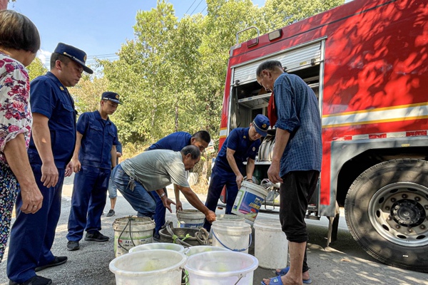 消防員為群眾接水。南岸區消防救援支隊供圖