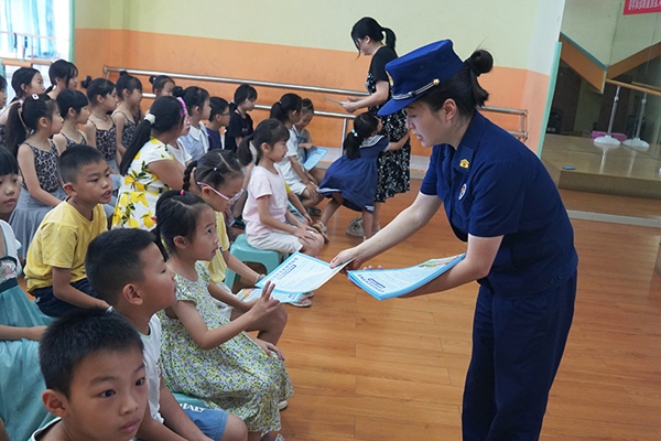 消防宣傳人員向孩子們布置“家庭消防作業”。雙橋經開區消防救援大隊供圖