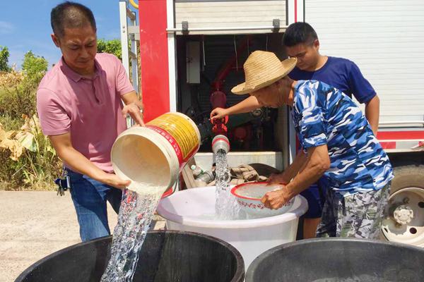 為村民提供用水。忠縣縣委宣傳部供圖