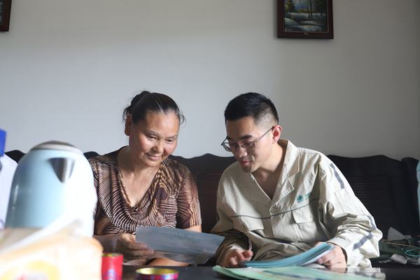 入戶宣傳。忠縣縣委宣傳部供圖