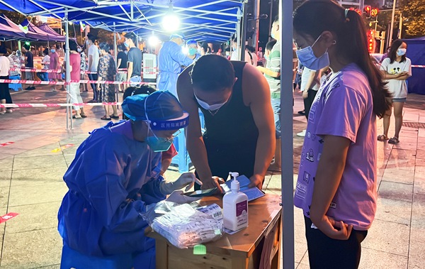 重慶高新區西部計劃志愿者參與核酸檢測信息采集。重慶高新區供圖