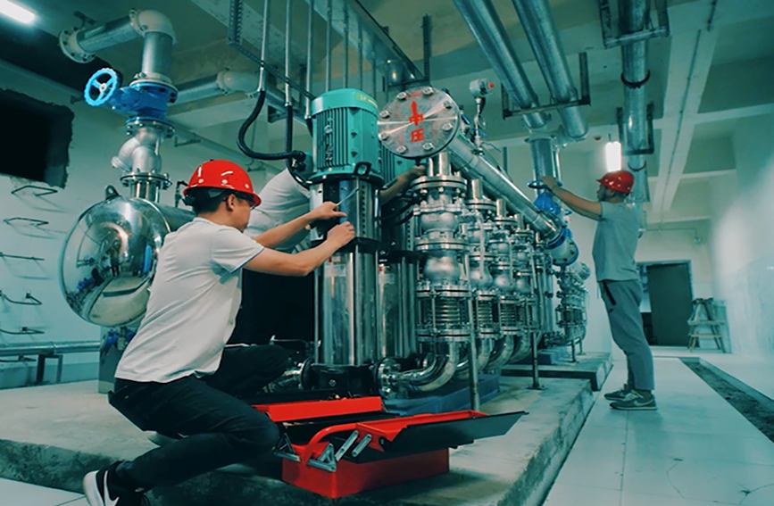 合川自來水公司工作人員正在檢修居民小區二次供水設備