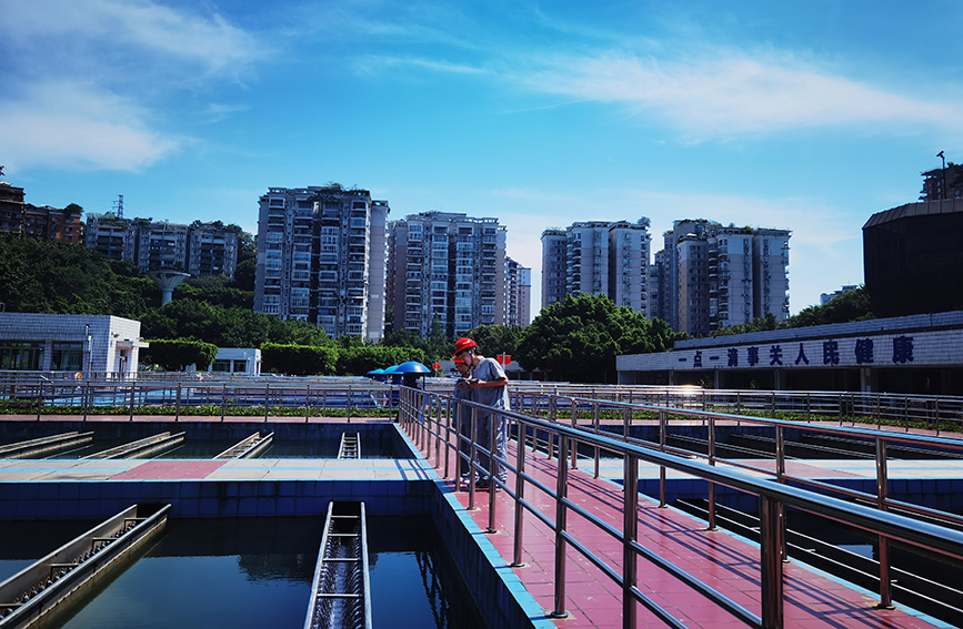 市自來水公司和尚山水廠工作人員頭頂烈日加強水質巡檢