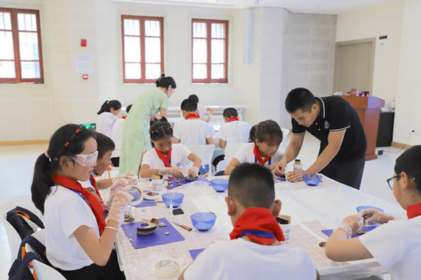 小朋友們在做手工。中建八局供圖