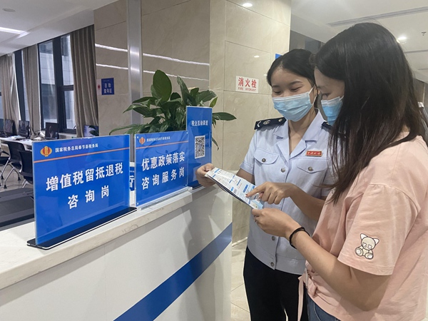奉節縣稅務人員向納稅人介紹新的組合式稅費支持政策。雷睿攝