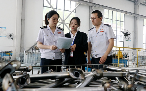 巫溪縣稅務局工作人員到企業輔導組合式稅費支持政策。趙靜攝