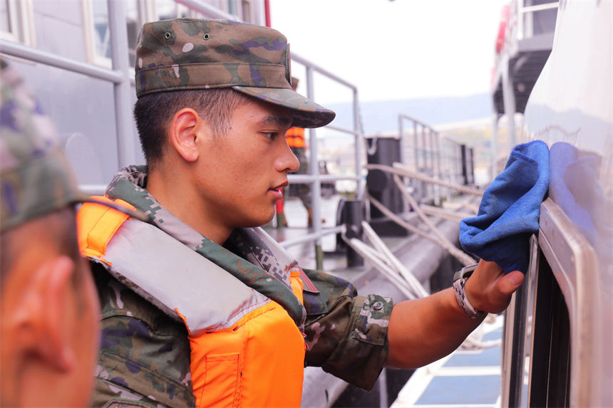 老兵最后一次保養船艇。 安宇梁攝