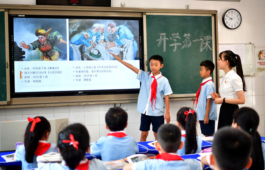 《紅色經典故事繪本》進課堂。周舸攝