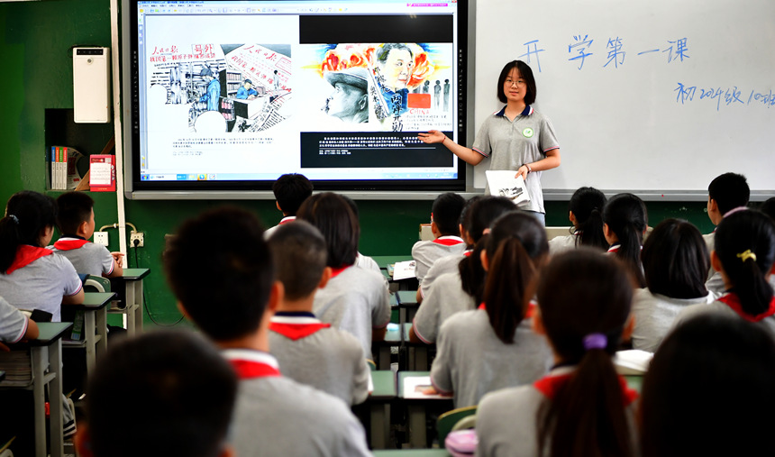 《紅色經典故事繪本》進課堂。周舸攝