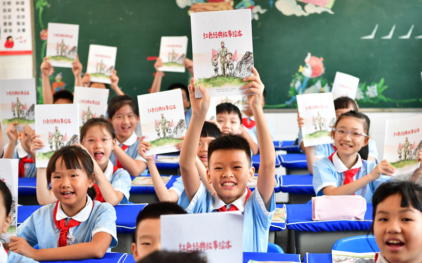 《紅色經典故事繪本》進課堂。周舸攝