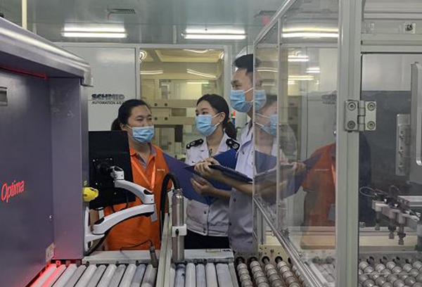 重慶兩路寸灘保稅港區稅務局工作人員前往企業了解生產經營情況，宣傳相關國際稅收政策。熊玉婷攝