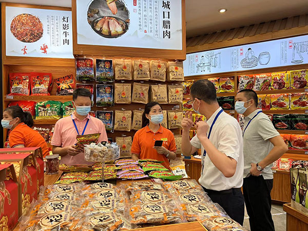 執法專項行動現場。渝中區市場監管局供圖