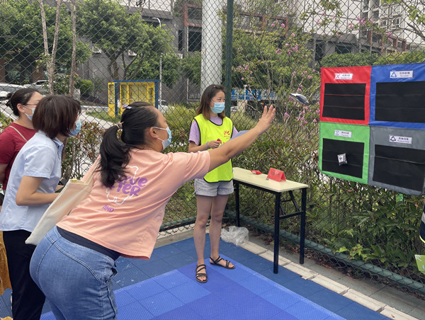 居民積極參與垃圾分類趣味游戲。魏瑜攝