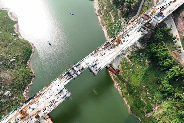 航拍大橋建設。趙軍攝