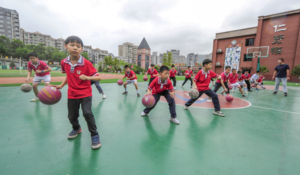 涪陵城七校高質量開展課后延時服務課，學生課后可以參加各興趣社團。何乾健攝
