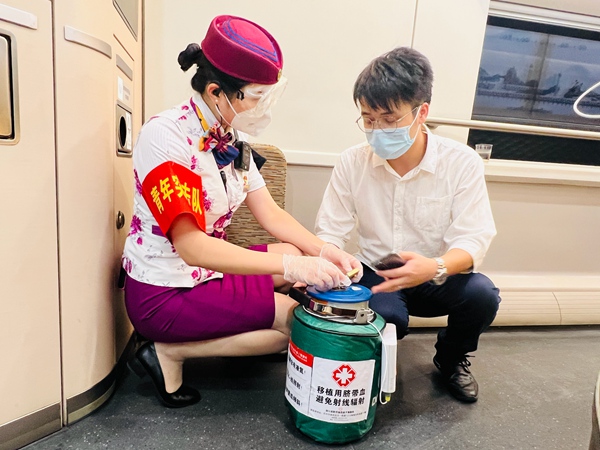 G8674次列車工作人員協助保管臍帶血造血干細胞。