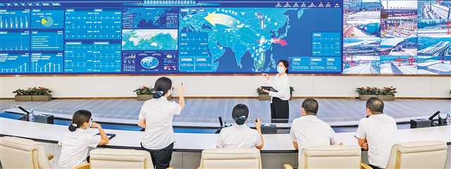 9月5日，果園港國家物流樞紐，多式聯運智慧運營中心的大屏上顯示著果園港全域重要場所運行情況。