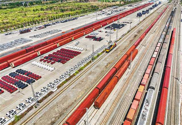 9月5日，果園港國家物流樞紐，渝懷鐵路魚嘴貨運站北貨場，商品車在此分撥轉運。魚嘴鐵路商品車貨運比例占全市鐵路整體發運量超過65%。