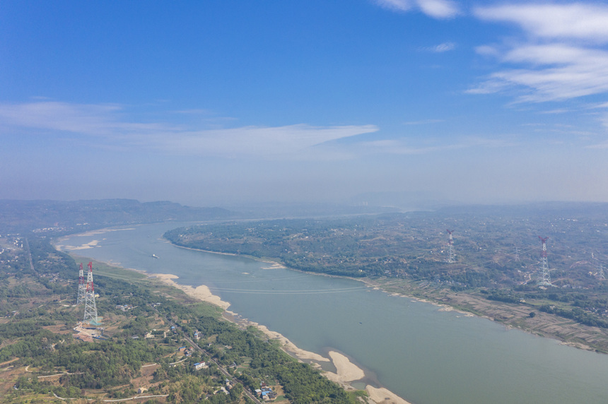 白浙線重慶段長江主跨檔距1635米，是目前西南地區跨越檔距第二長的輸電線路。黃偉攝