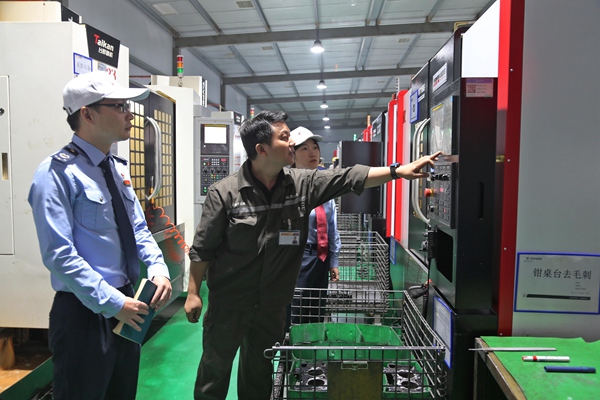 大渡口區稅務人員走訪重慶太倉科技有限公司，了解企業生產情況，宣傳組合式稅費支持政策。陳語詩攝