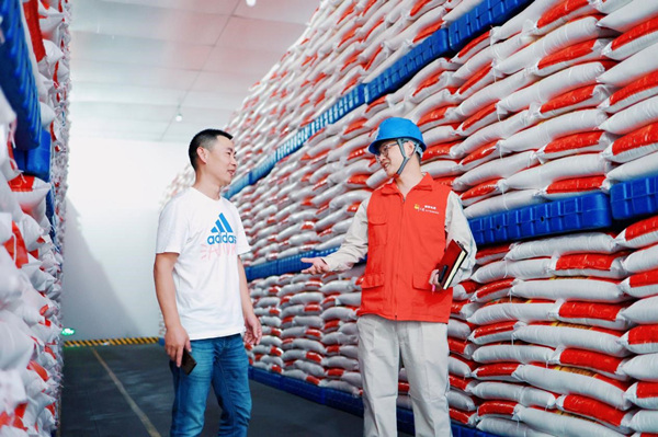 國網重慶電力員工在大足區儲備糧有限公司檢查用電設備并了解用電需求。王非凡攝