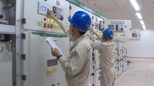 工作人員調試設備。忠縣縣委宣傳部供圖