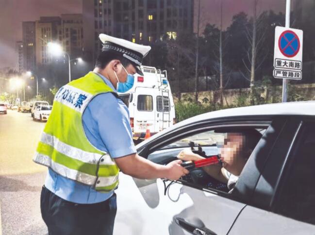 高新區交巡警支隊勤務二大隊的民警夜查酒駕。