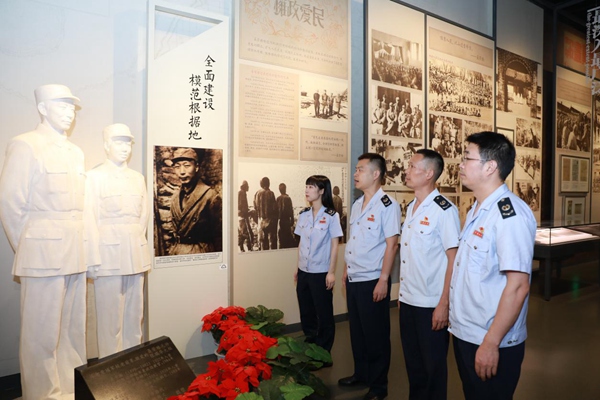 江津區稅務局黨員干部在聶榮臻元帥塑像旁學習革命故事，緬懷革命前輩。趙飛攝