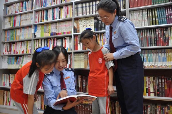 城口縣稅務人員給小朋友們講解“九一八”事變經過，播撒愛國主義種子。劉宗娟攝