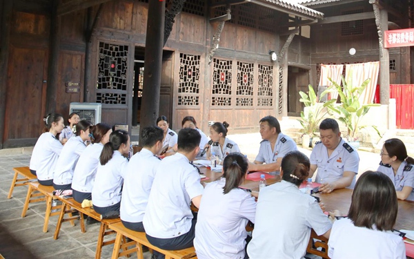 豐都縣稅務局在該縣愛國主義教育基地上專題黨課。張凌云攝