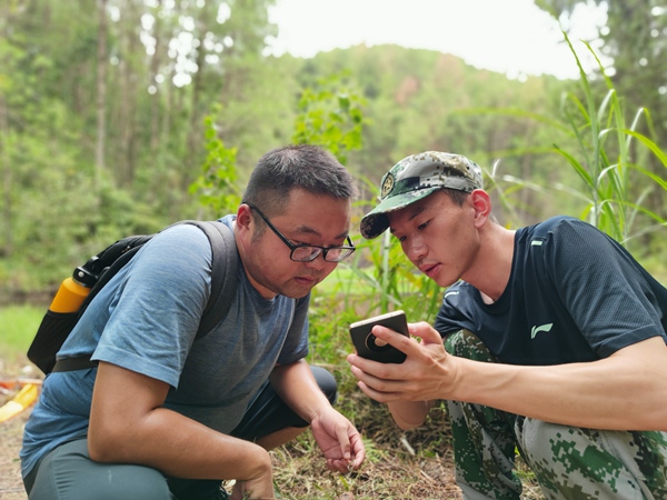 3《森林火災后防范地質災害》。8月21日，萬州區燕山鄉突發森林火災。26日，火場明火撲滅后，南江地質隊駐守地質隊員李華志赴火場隔離帶向當地民兵了解情況并開展地質災害隱患排查。廖學海攝