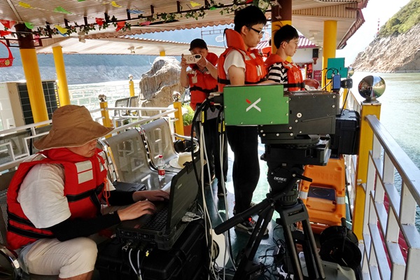 《消落區高陡巖質岸坡高精度地質數據采集》8月上旬，重慶地研院地理信息遙感技術人員運用高光譜測繪儀器，乘船在瞿塘峽危巖底部掃描采集地質數據，獲取危巖地質構造和地層巖性信息。楊勇攝