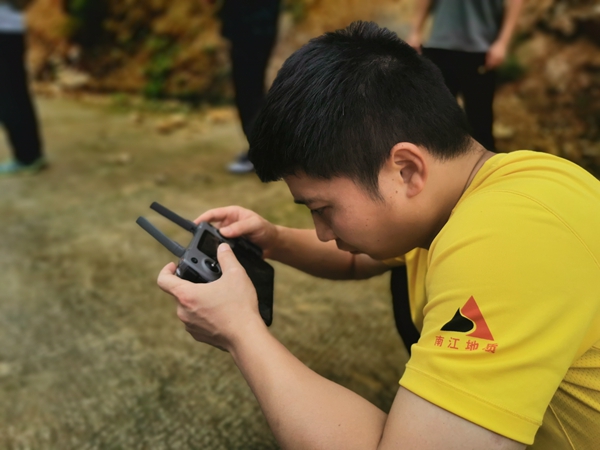 《一種專注》。2021年7月12日，奉節縣甲高鎮黃家灣滑坡突發險情，南江地質隊駐守地質隊員晏椋楨迅速趕赴現場操作無人機開展應急調查。劉黎攝