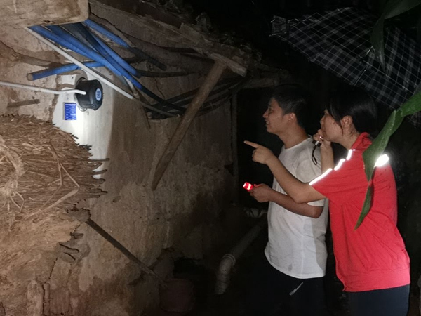 《放心不下》。2021年7月7日深夜23點，奉節縣甲高鎮煙山村中間瓦屋滑坡地質災害智能化監測預警系統突然報警，南江地質隊駐守地質隊員劉黎、晏椋楨不放心，立即趕赴現場核實險情。汪杰攝