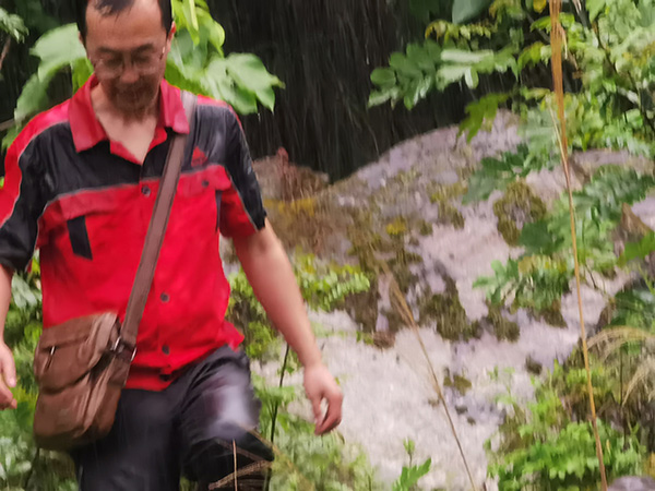 《暴雨來得猝不及防》。2021年6月17日，南江地質隊駐守地質隊員李清山在開州區敦好鎮云門村9組大山危巖排查時突遇暴雨；雖然大雨模糊了視線，地質隊員們仍前行在排查的路上。唐銳攝